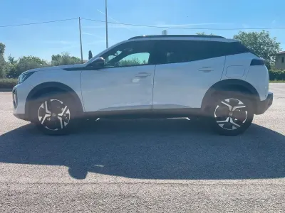 Usata Peugeot 2008 Allure 130 CV (95 kW) 2024 Bianco SUV