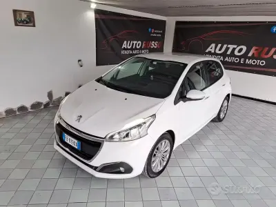 Begagnad Peugeot 208 Allure 75 HK (55 kW) 2016 Vit Halvkombi