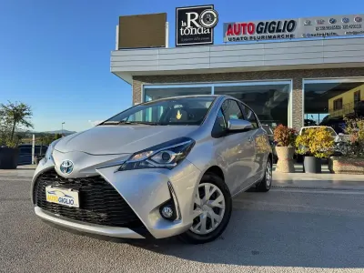 Usata Toyota Yaris Hybrid 73 CV (53 kW) 2018 Argento Utilitaria