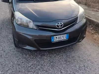 Usata Toyota Yaris 69 CV (50 kW) 2012 Grigio Utilitaria