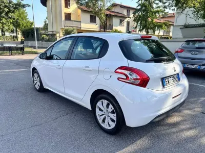 Usata Peugeot 208 Active 68 CV (50 kW) 2014 Bianco Utilitaria