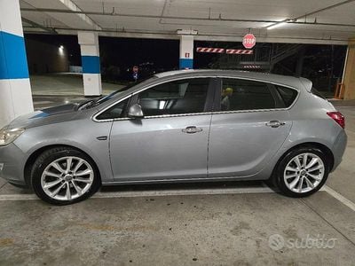 Usata Opel Astra Cosmo 110 CV (80 kW) 2012 Grigio Berlina