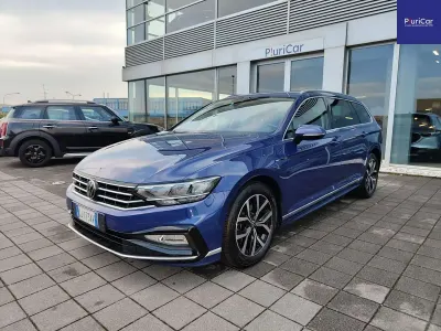Usata VW Passat R-line 150 CV (110 kW) 2022 Blu/azzurro Station wagon