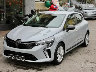 Usado Renault Clio V Evolution 91 HP (66 kW) 2025 Cinzento Sedan
