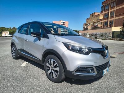 Usado Renault Captur 90 CV (66 kW) 2017 Gris SUV