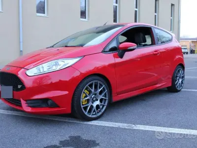 Usata Ford Fiesta ST 182 CV (133 kW) 2015 Rosso Utilitaria