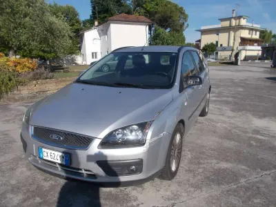 Usado Ford Focus Style 90 CV (66 kW) 2005 Plateado Familiar