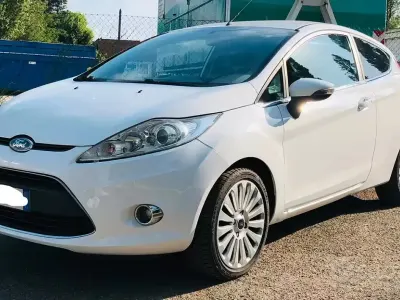 Usata Ford Fiesta 82 CV (60 kW) 2009 Bianco Utilitaria