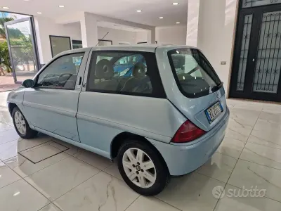 Usata Lancia Ypsilon 60 CV (44 kW) 2002 Bluazzurro Utilitaria