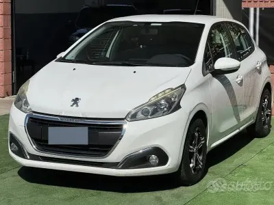 Usata Peugeot 208 68 CV (50 kW) 2015 Bianco Utilitaria
