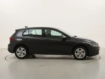 Usata VW Golf VIII Life 130 CV (95 kW) 2023 Grigiogrigio Berlina