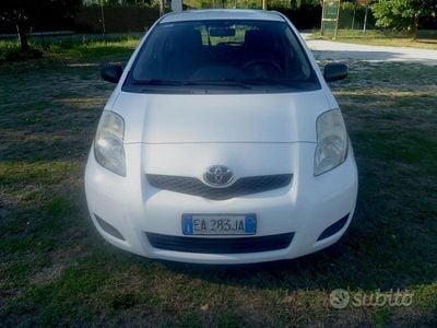 Usata Toyota Yaris 90 CV (66 kW) 2010 Bianco Utilitaria