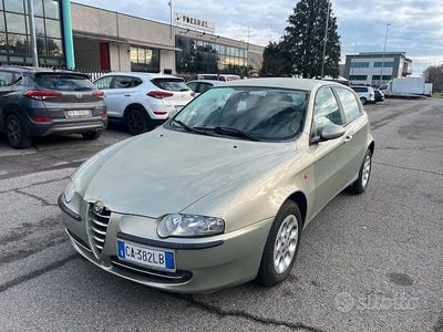 Usata Alfa Romeo 147 Distinctive 120 CV (88 kW) 2002 Giallo Utilitaria