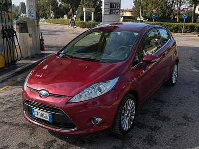 Begagnad Ford Fiesta Titanium 68 HK (50 kW) 2009 Röd Halvkombi