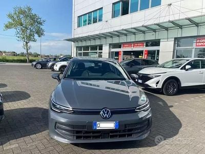 Usata VW Golf VIII Life 116 CV (85 kW) 2025 Grigio Berlina