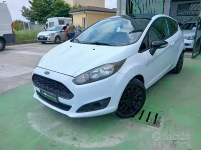 Usata Ford Fiesta 95 CV (69 kW) 2015 Bianco Utilitaria