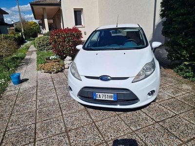 Usata Ford Fiesta 95 CV (69 kW) 2009 Bianco Utilitaria