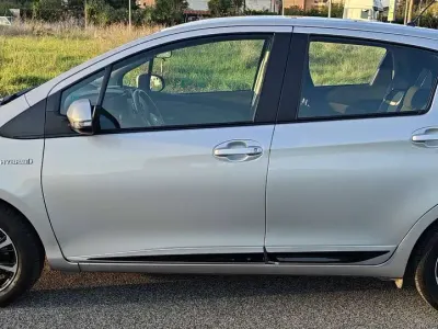 Usata Toyota Yaris Hybrid Active 73 CV (53 kW) 2018 Argento Berlina