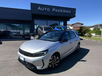 Usata Opel Corsa 101 CV (74 kW) 2025 Crystal silver Utilitaria
