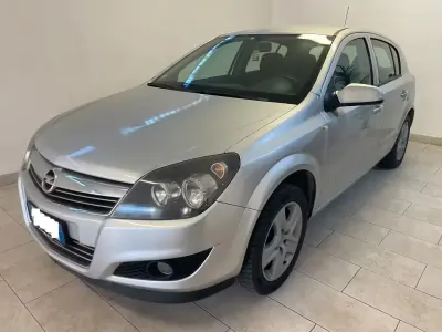 Usata Opel Astra 88 CV (64 kW) 2010 Argento Berlina