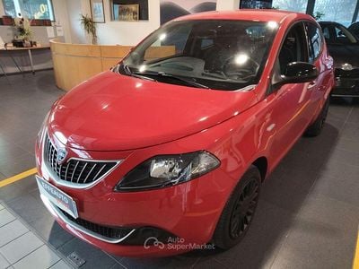 Usado Lancia Ypsilon Silver 69 HP (50 kW) 2022 Vermelho Citadino