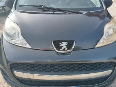 Usata Peugeot 107 68 CV (50 kW) 2011 Nero Utilitaria