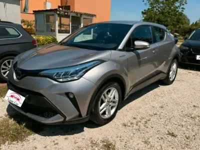 Usata Toyota C-HR 97 CV (71 kW) 2022 Argento SUV