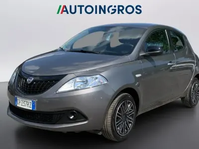 Begagnad Lancia Ypsilon Silver 69 HK (50 kW) 2023 Grå Halvkombi