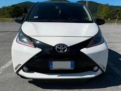 Usado Toyota Aygo 68 HP (50 kW) 2015 Branco Citadino