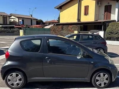 Usata Toyota Aygo 67 CV (49 kW) 2006 Grigio Utilitaria