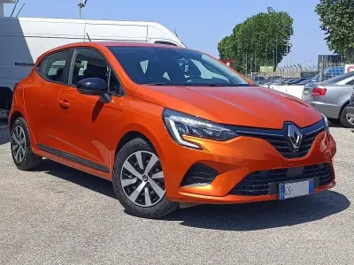 Usata Renault Clio V Equilibre 65 CV (47 kW) 2023 Arancione Berlina
