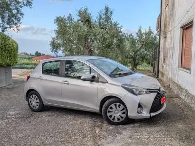 Usata Toyota Yaris Hybrid Active 75 CV (55 kW) 2015 Berlina