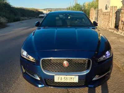 Usata Jaguar XE 180 CV (132 kW) 2015 Bluazzurro Berlina