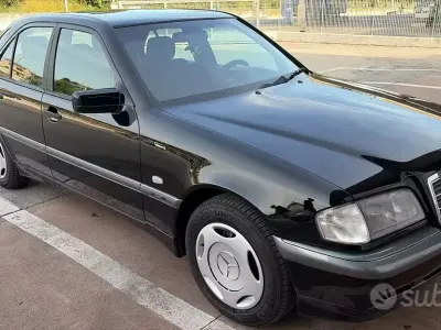 Usata Mercedes C220 95 CV (69 kW) 1998 Nero Berlina