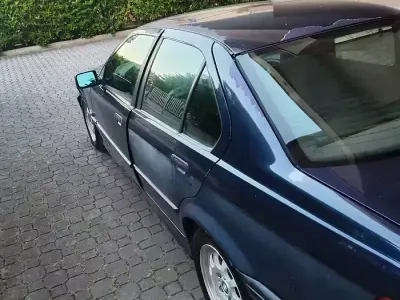 Usata BMW 318 115 CV (84 kW) 1993 Bluazzurro Berlina
