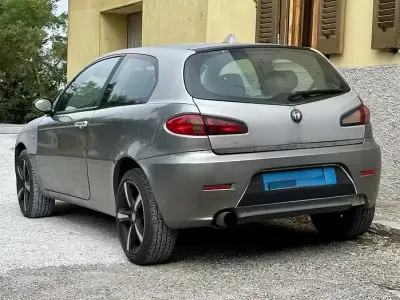 Usata Alfa Romeo 147 116 CV (85 kW) 2005 Grigio Utilitaria