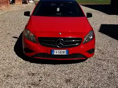 Usata Mercedes A180 109 CV (80 kW) 2015 Rosso Utilitaria