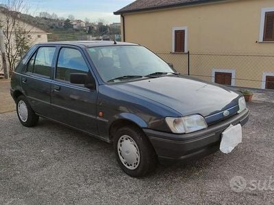 Usata Ford Fiesta 58 CV (42 kW) 1993 Grigio Utilitaria
