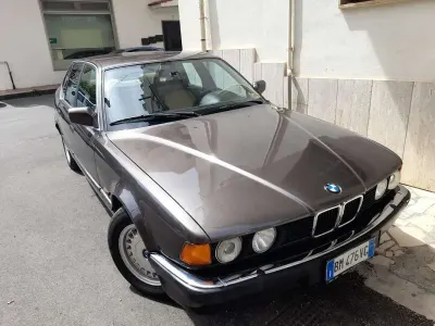 Begagnad BMW 735 220 HK (161 kW) 1987 Brun Sedan