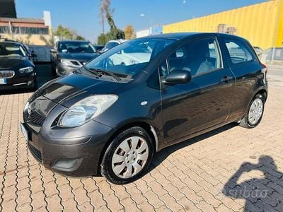 Usata Toyota Yaris Luxury 69 CV (50 kW) 2010 Grigio Utilitaria