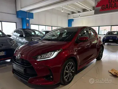 Begagnad Toyota Yaris Hybrid Trend 116 HK (85 kW) 2021 Röd Sedan