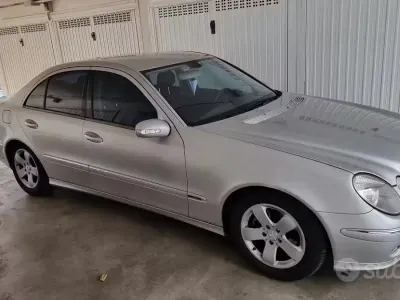 Usata Mercedes E220 Avantgarde 150 CV (110 kW) 2005 Grigio Berlina