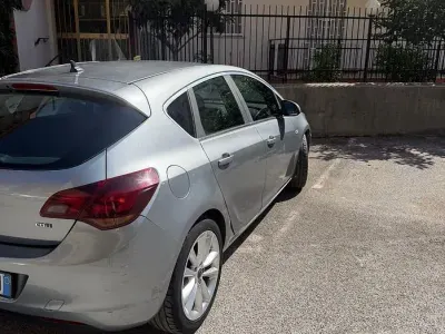 Usata Opel Astra 131 CV (96 kW) 2012 Grigio Berlina