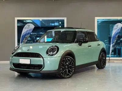 Usata Mini Cooper Favoured 114 kW (156 CV) 2025 Ocean wave green Utilitaria