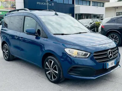 Usata Mercedes 180 Premium 116 CV (85 kW) 2022 Blu/azzurro Berlina