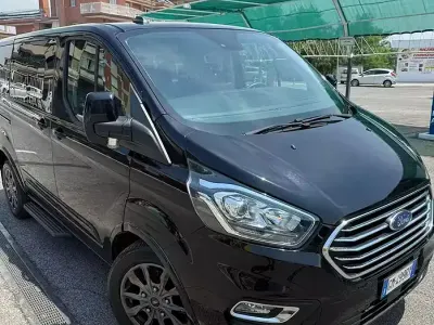 Usata Ford Tourneo 170 CV (125 kW) 2023 Nero Monovolume