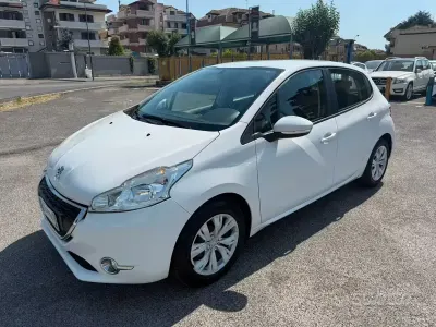 Usata Peugeot 208 82 CV (60 kW) 2013 Bianco Utilitaria