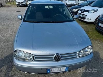 Begagnad VW Golf IV Highline 131 HK (96 kW) 2002 Grå Sedan