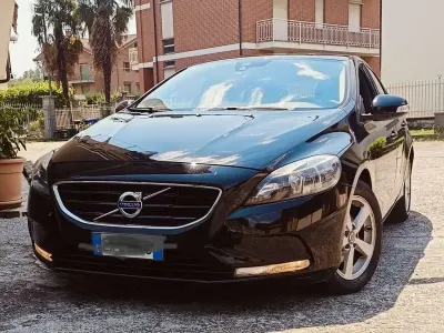 Usata Volvo V40 Momentum 114 CV (83 kW) 2014 Nero Berlina