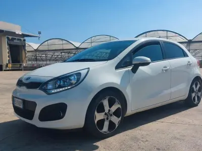 Usata Kia Rio 75 CV (55 kW) 2014 Bianco Berlina
